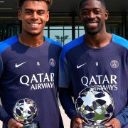 巴黎官方晒照，登贝莱、杜埃领取欧冠MVP、欧冠最佳年轻球员奖杯