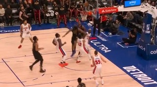 NBA直播-菜鸡互啄！哈登空篮失手&amp;邓罗快攻失误 韦德空切上篮也把握不住