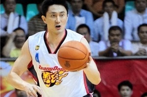 法甲直播-他是广东宏远主教练，身兼重任财富自由，感谢3个姐姐供他打球